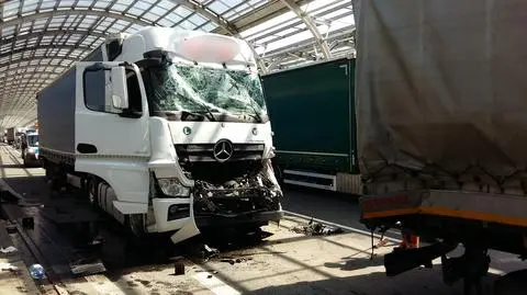 Kolizja ciężarówek na trasie S8. Utrudnienia przy Marywilskiej