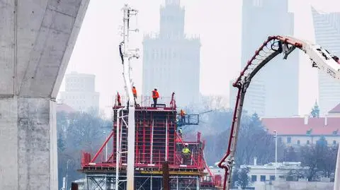 Na budowie mostu pieszo-rowerowego kończą betonowanie rzecznych podpór