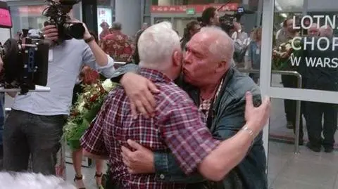 Rozdzieleni bliźniacy spotkali się na Okęciu po 69 latach