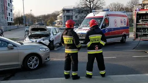 Nie miał prawa jazdy, rozbił auto z wypożyczalni. Nastolatki ranne