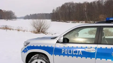Chłopcy chodzili po częściowo zamarzniętym zalewie