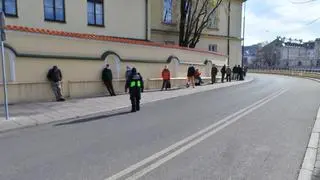 Policja rozdała bezdomnym maseczki