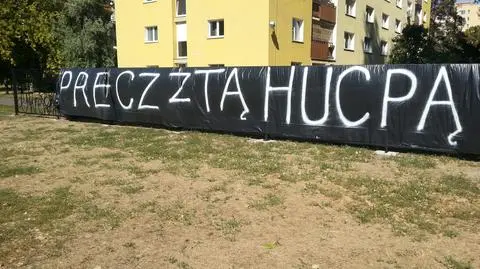 "Płot nienawiści" zasłonięty folią z napisem "Precz z tą hucpą"