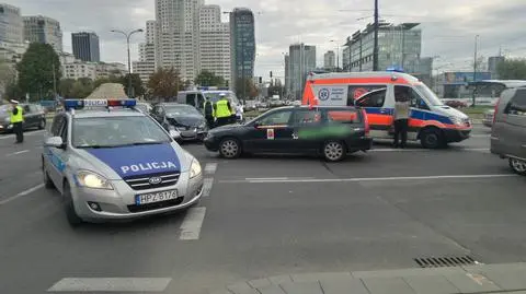 Zderzenie na rondzie Daszyńskiego. Trzy osoby poszkodowane