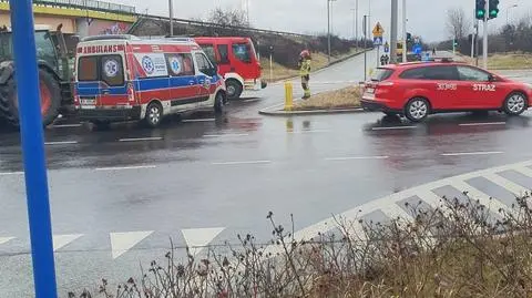 Mokotów: autobus miejski zderzył się z traktorem