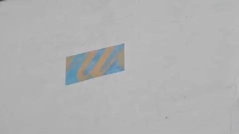 Zamalowany praski mural wyłania się spod farby