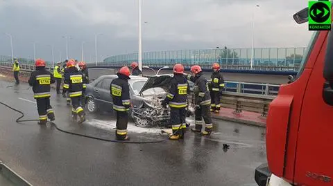 Aleje Jerozolimskie: mercedes na barierkach 