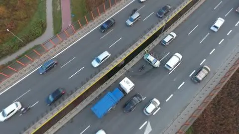 Zderzenie na Trasie Siekierkowskiej. "Auto stoi w poprzek ulicy"