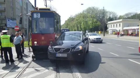 Tramwaj uderzył w volvo. Ruch był zablokowany