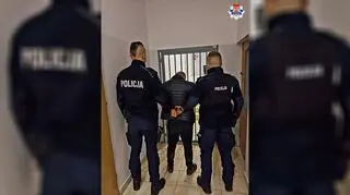 Policjanci z zatrzymanym mężczyzną