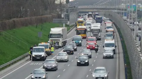 I znów kolizja na S8. Tir zderzył się z dwoma autami