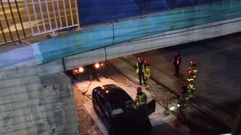 Auto spadło z wiaduktu na tory nowej linii tramwajowej