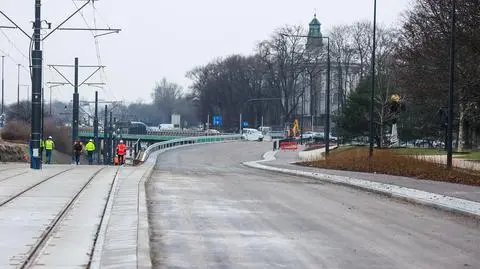 Układają ostatnie elementy torów tramwajowych na Kasprzaka. Najpierw pojadą tędy kierowcy