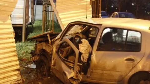 Wypadek we Włochach: strażacy wycinali kierowcę