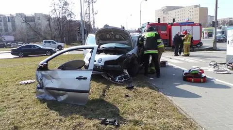 "Przejechał przez przejście, ścieżkę i wylądował na pasie zieleni". Ze zniszczonego auta uwolnili go strażacy