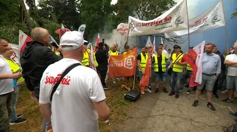 Protest górników i hutników przed budynkiem resortu klimatu