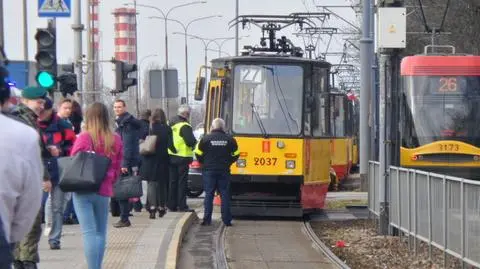 Piesza wpadła pod tramwaj. Zajęło się nią pogotowie