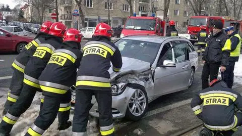 Mercedes zaklinowany po zderzeniu z tramwajem