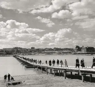 1947. Tymczasowy most pontonowy dla pieszych na Wiśle. Połączył ulicę Szeroką (obecnie Kłopotowskiego) z Wybrzeżem Kościuszkowskim nieopodal Karowej