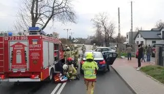 Samochód uderzył w ogrodzenie 