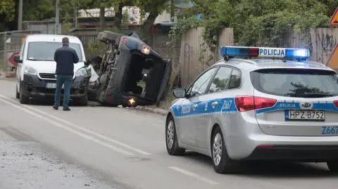 Na prostym odcinku drogi zderzyły się dwa auta. Jedno wjechało w ogrodzenie i przewróciło się na bok