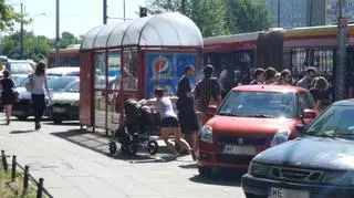 Samochody blokują przejście do autobusu