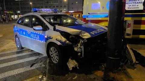 Zderzenie auta osobowego z radiowozem 