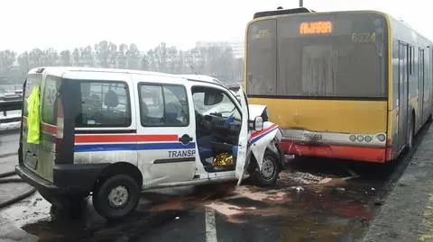 Ambulans wjechał w autobus. Jedna osoba ranna