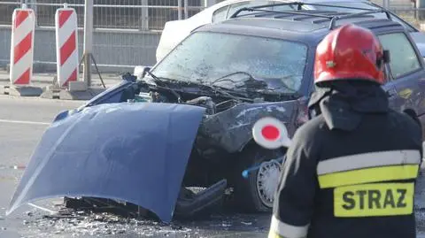 Zderzenie dwóch aut. Ford stanął w płomieniach