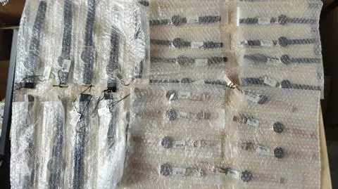 Magazyn z podrabianymi zegarkami w podwarszawskiej wsi, trzy osoby zatrzymane