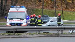 Samochód na barierkach przy Cytadeli