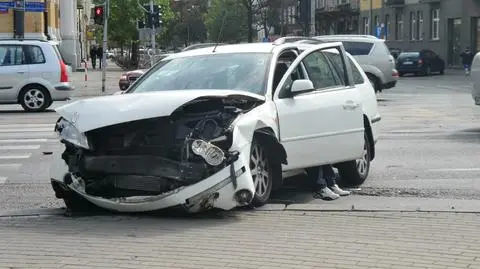 Zderzenie dwóch aut w al. Solidarności. "20" na objeździe