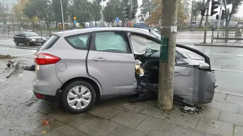 Łopuszańska: Trzy samochody rozbite, dwie osoby ranne i utrudnienia