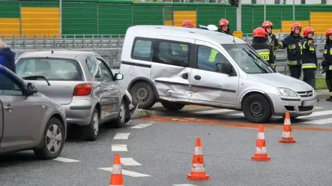 Wypadek na Bemowie. Opel na boku, jedna osoba w szpitalu