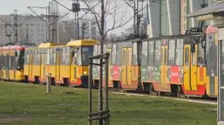 Samochód zakleszczył się pomiędzy tramwajami