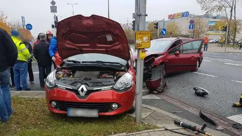 Zderzenie peugeota z renault w al. KEN