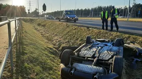 Zderzenie na zjeździe z ronda. Jedno z aut wylądowało na dachu w przydrożnym rowie