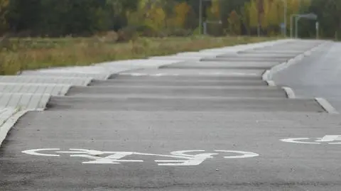 Jezdnia boczna i ścieżka rowerowa wzdłuż S7