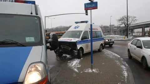 Zderzenie forda z karetką. "Przewoziła szpik" 