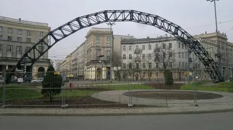 Tęcza za płotem. Wokół patrole policji
