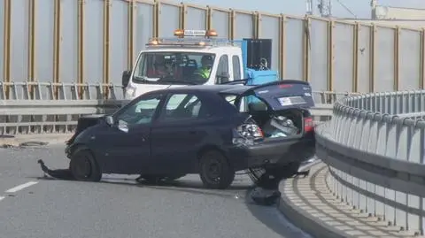 Zjazd z Trasy Siekierkowskiej: citroen uderzył w barierki