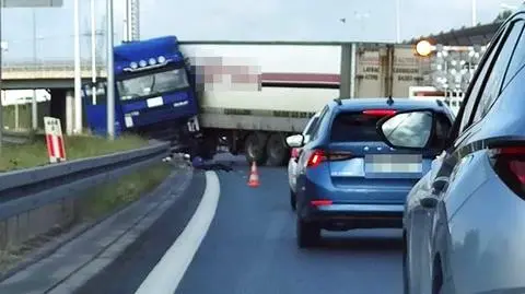 Tir uderzył w bariery i stanął w poprzek jezdni