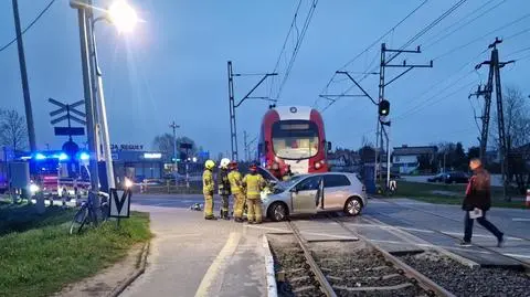 Pociąg WKD na przejeździe kolejowym uderzył w samochód osobowy