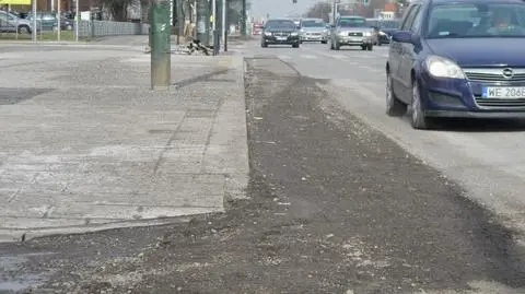 Drogowcy zostawili wyrwy w jezdni. "Zabrakło asfaltu"