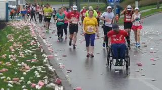 Zaśmiecona trasa maratonu