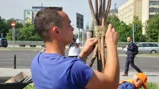 Sadzenie warzyw w ogrodzie na placu Na Rozdrożu