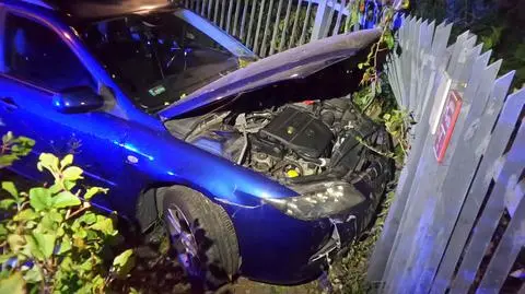 Wypadł z drogi, wjechał w ogrodzenie osiedla