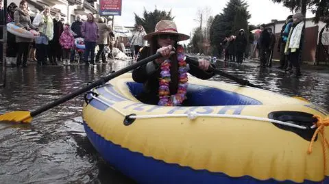 Protest na Sęczkowej. Ponton, stroje kąpielowe i ratownik