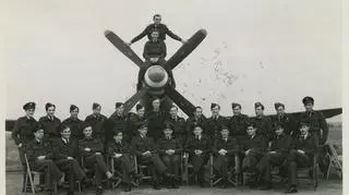 Piloci 316. Warszawskiego Dywizjonu Myśliwskiego na lotnisku Andrews Field w październiku 1945