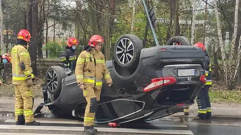 "Stracił panowanie nad pojazdem, uderzył w latarnię i dachował"